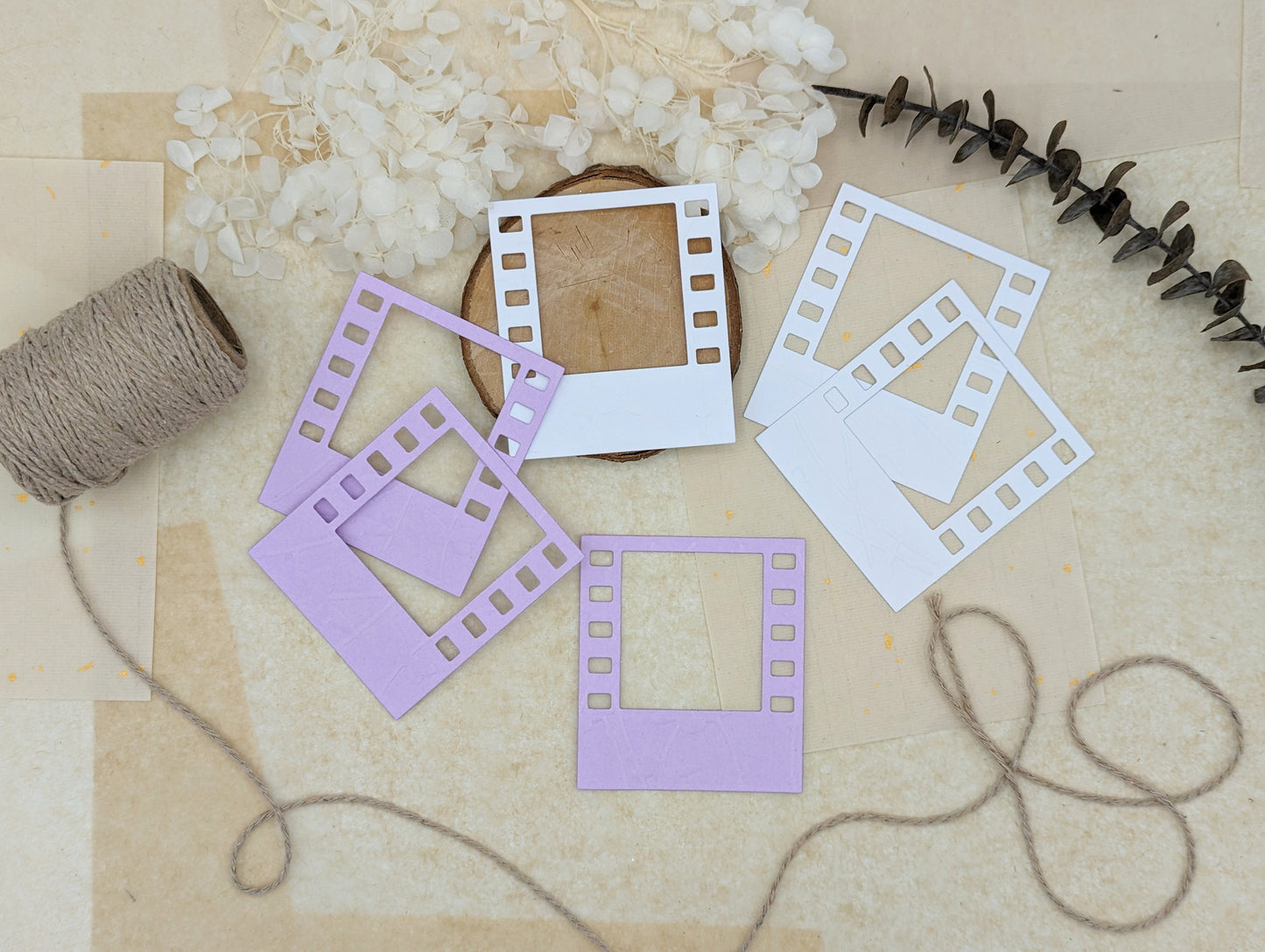 Stanzteile Filmrahmen, Stanzlinge Fotostreifen, ausgestanzte Filmstreifen, die cuts fürs Journaling, Bullet Journal Deko, Papiergoodies, Papierdeko, lila Stanzlinge, weiße die cuts