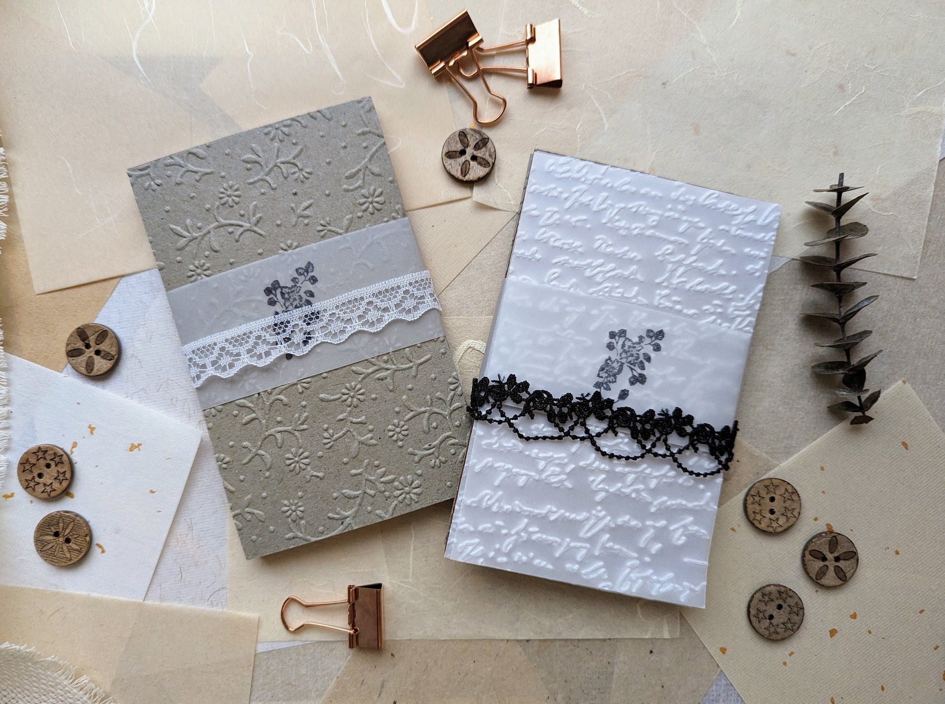 Papier mit Prägung, geprägtes Kraftpapier, Kartengestaltung, Scrapbooking