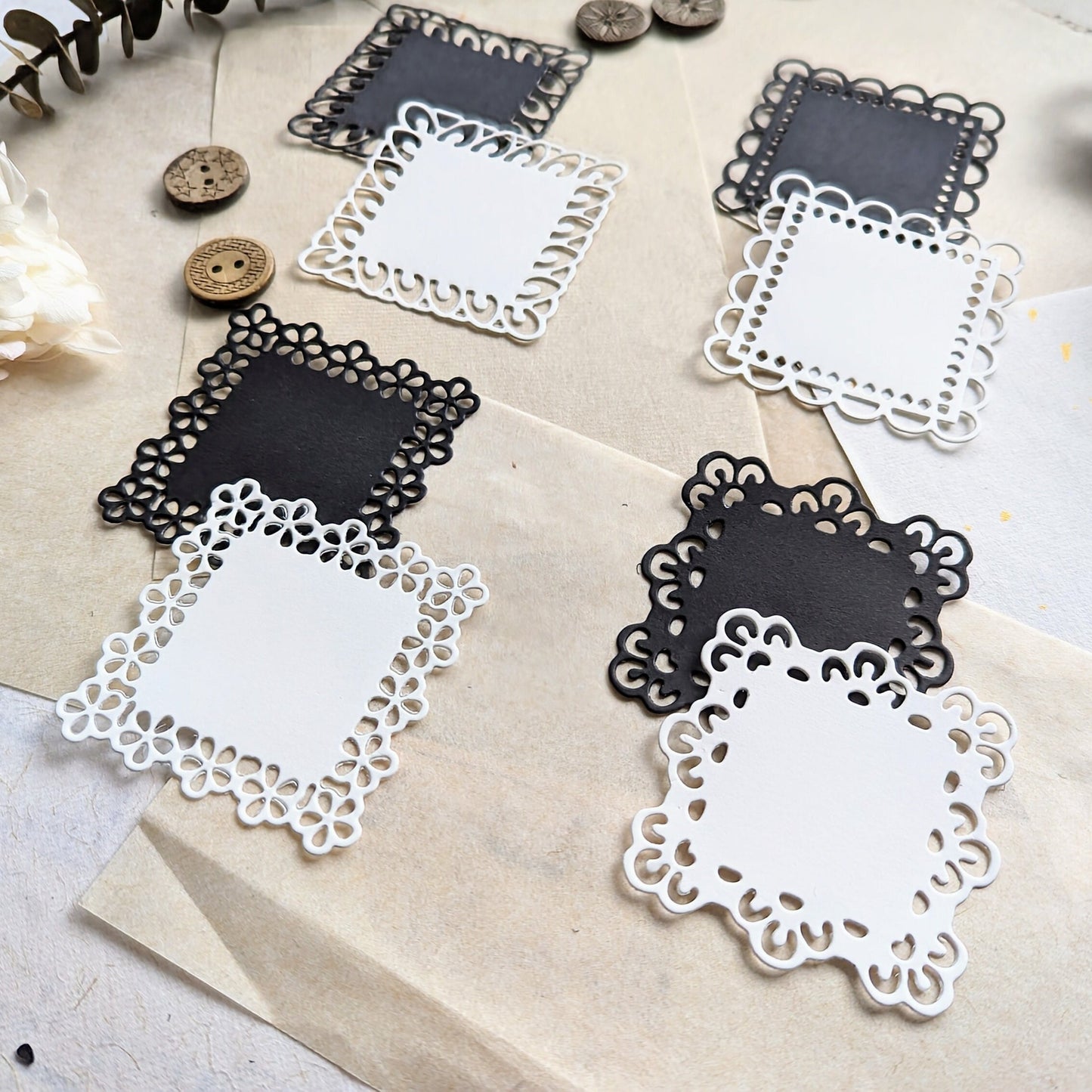 Stanzteile Doilies quadratisch - 16 Stück - Anhänger - Scrapbooking - Journaldeko